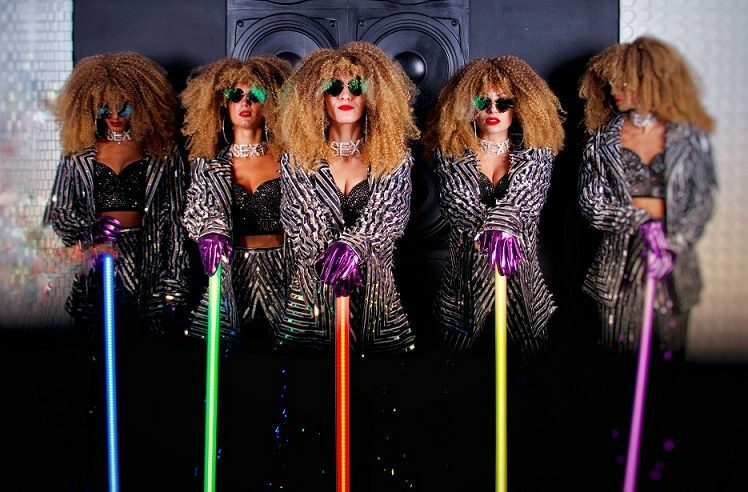 Артисты на welcome-зону со световым реквизитом Артисты на welcome-зону со световым реквизитом