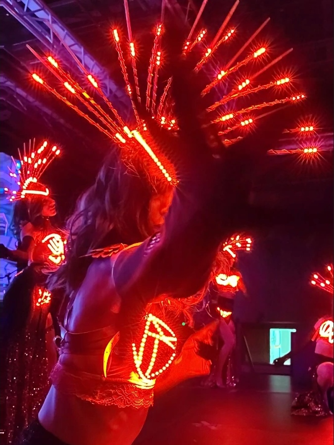 Световое шоу LADIES IN RED Световое шоу LADIES IN RED