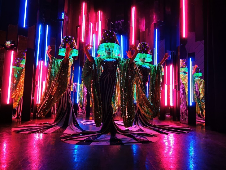 Танцевальное шоу в световых костюмах с абажурами
